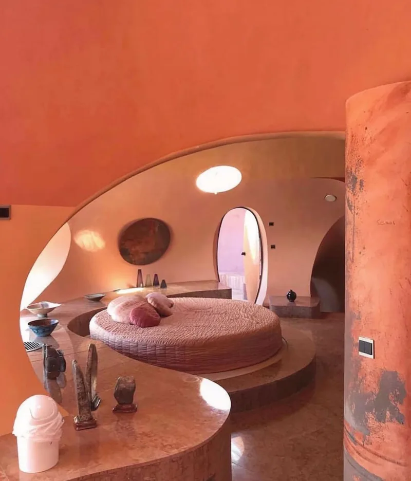 Το Palais Bulles, το σπίτι-φούσκα του Pierre Cardin στη γαλλική Ριβιέρα με σφαιρική αρχιτεκτονική και θέα στη Μεσόγειο.