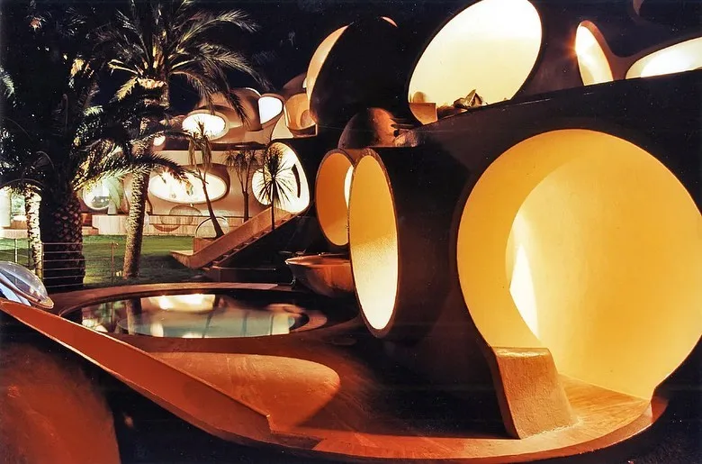 Το εμβληματικό Palais Bulles, το σπίτι-φούσκα του Pierre Cardin με σφαιρική αρχιτεκτονική στη γαλλική Ριβιέρα.