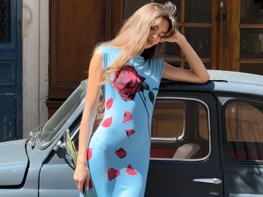 Η Mara Lafontan με παριζιάνικο street style look για τις καλοκαιρινές τάσεις μόδας του 2025.