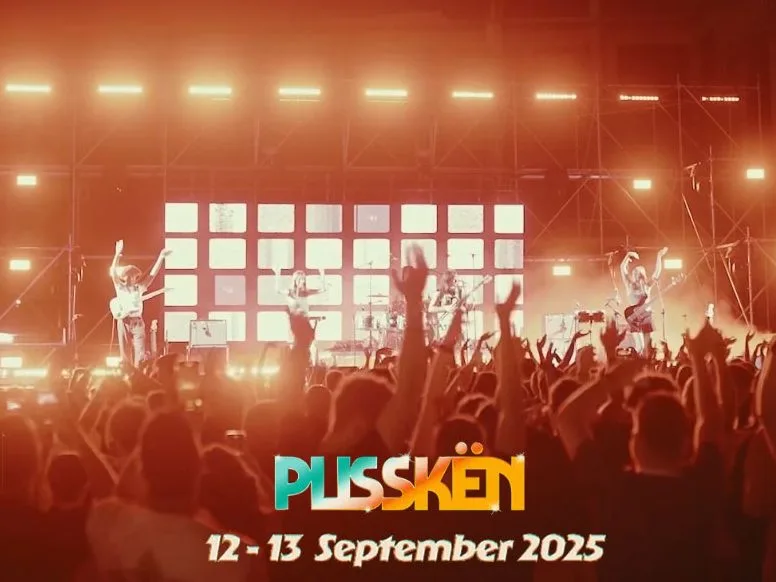 Συγκρότημα στη σκηνή του Plisskën Festival μπροστά σε πλήθος.