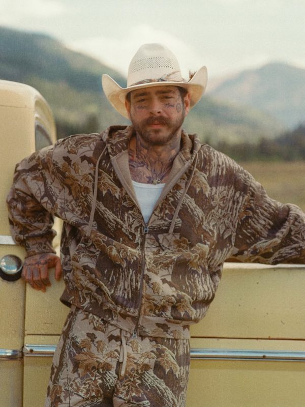 Ο Post Malone με καουμπόικο καπέλο και παραλλαγή στη φύση.