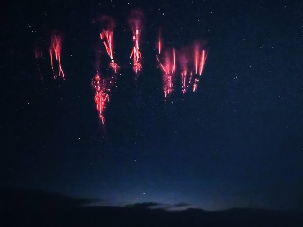 Σπάνιες αστραπές έβαψαν κόκκινο τον ουρανό της Γαλλίας