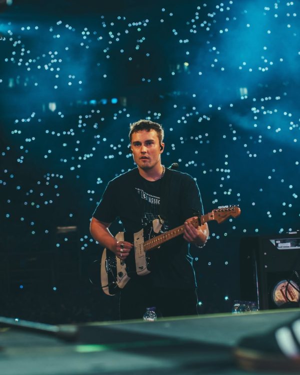 Ο τραγουδιστής Sam Fender, ο οποίος ακύρωσε περιοδεία λόγω ψυχικής πίεσης.