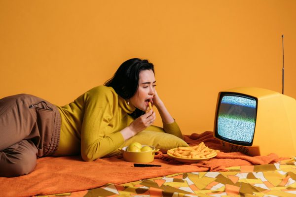 Comfort viewing: Αυτός είναι ο λόγος που βλέπεις συνεχώς τις ίδιες σειρές και ταινίες