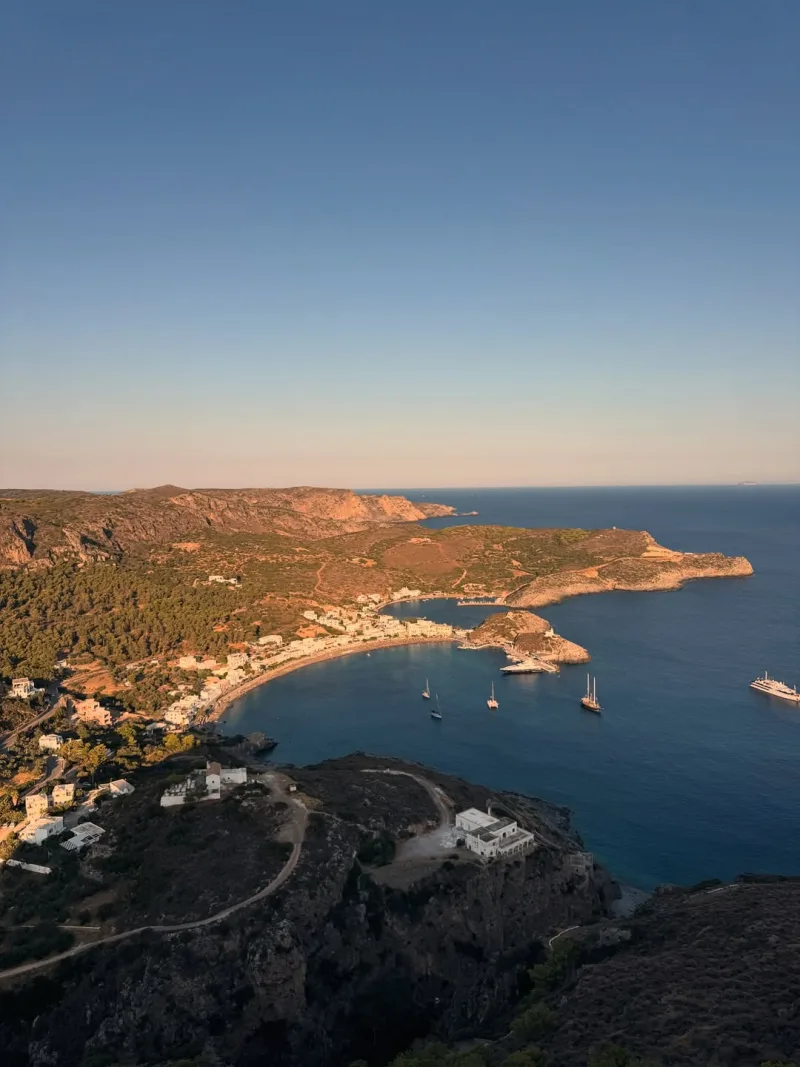 Πανοραμική άποψη του Καψαλίου στα Κύθηρα κατά το ηλιοβασίλεμα.
