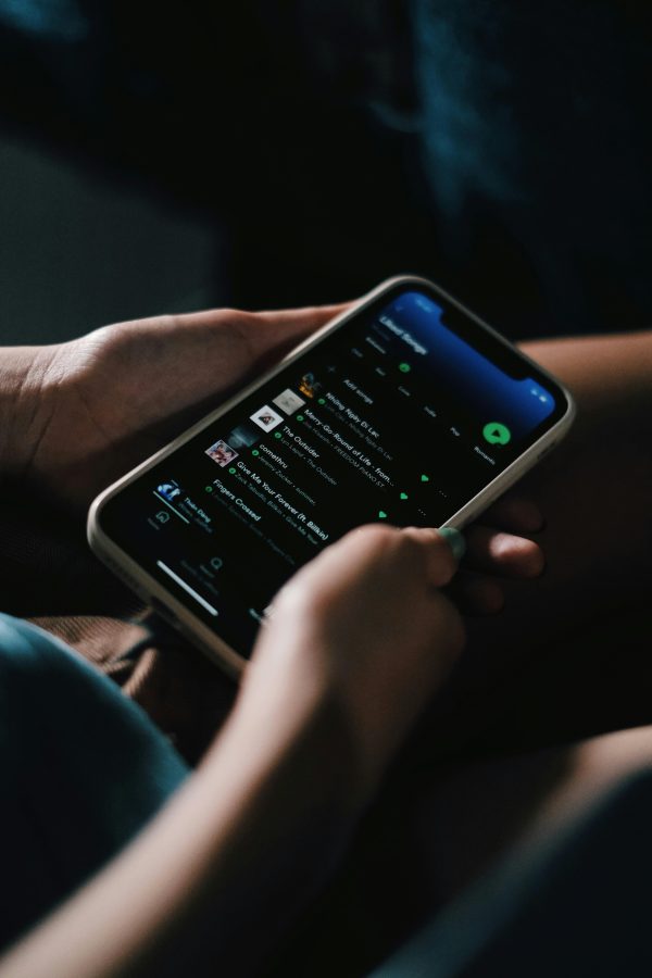 Το Spotify αφαίρεσε 75 εκατ. τραγούδια που «συνέθεσε» τεχνητή νοημοσύνη