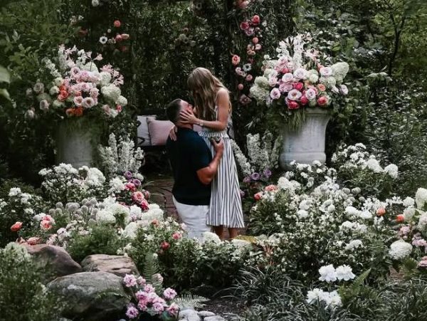 Taylor Swift: Όλες οι λεπτομέρειες για το εντυπωσιακό δαχτυλίδι αρραβώνων της