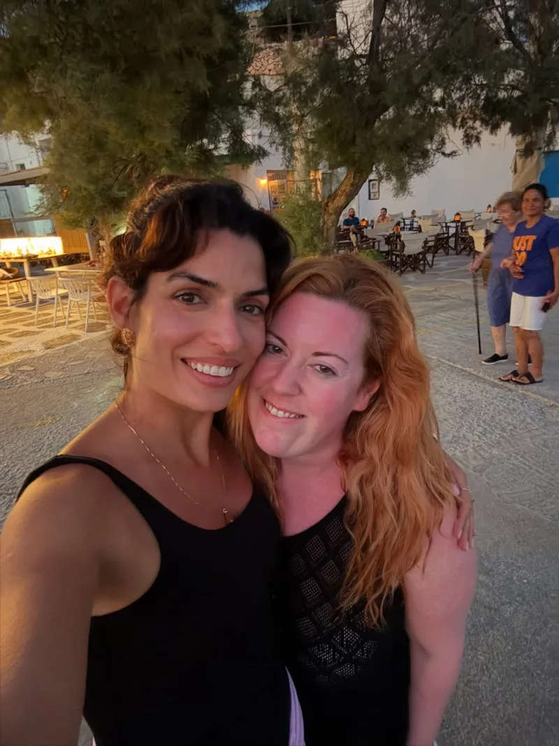 Η Τόνια Σωτηροπούλου σε selfie με φίλη της στην Κίμωλο.