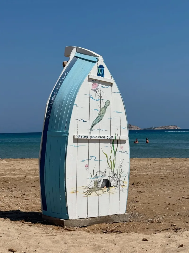 Μια ξύλινη κατασκευή σε σχήμα βάρκας στην παραλία της Κιμώλου.