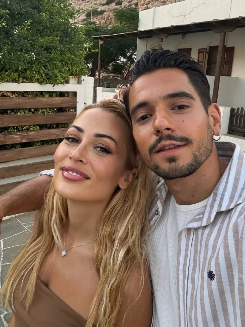 Ένας άνδρας και μια γυναίκα βγάζουν selfie σε εξωτερικό χώρο το καλοκαίρι.