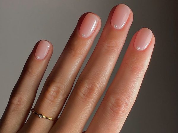Rose water nails: Η νέα μινιμαλιστική τάση στο καλοκαιρινό μανικιούρ