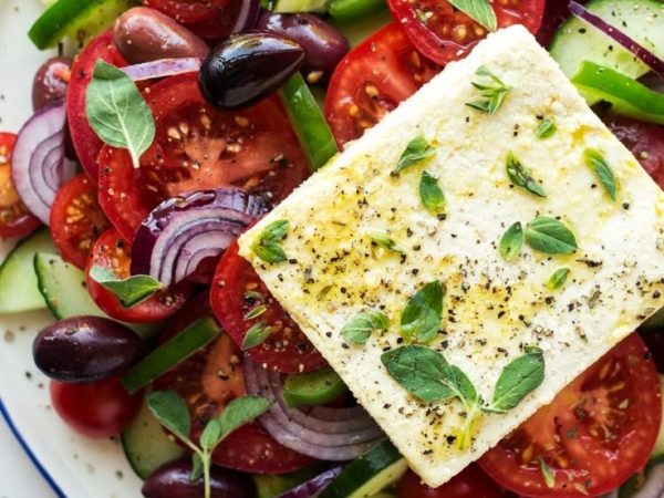 Το μυστικό για τέλεια χωριάτικη σαλάτα με γεύση διακοπών στην Ανάφη