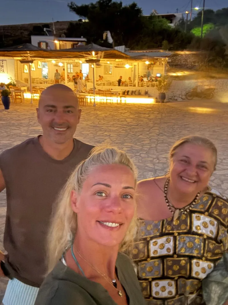 Ο Θανάσης Αλευράς, η Ζέτα Μακρυπούλια και η Ελισάβετ Κωνσταντινίδου σε βραδινή έξοδο.