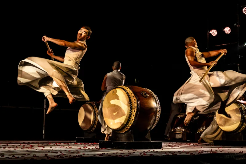 Καλλιτέχνες των U-Theatre σε παράσταση με τύμπανα και σπαθιά στη σκηνή.