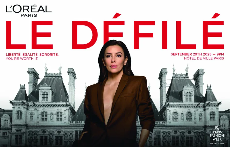 Αφίσα της L’Oréal Paris για το Le Défilé με γυναίκα μπροστά από το Hôtel de Ville στο Παρίσι.