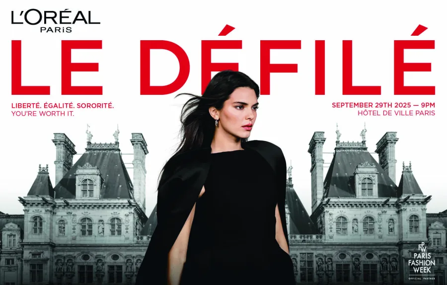 Αφίσα για το Le Défilé L’Oréal Paris με την Kendall Jenner μπροστά από το Hôtel de Ville.