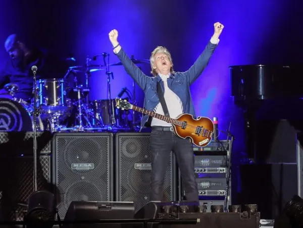 Ο Paul McCartney με το θρυλικό του μπάσο, θέμα του νέου ντοκιμαντέρ The Beatle and the Bass.