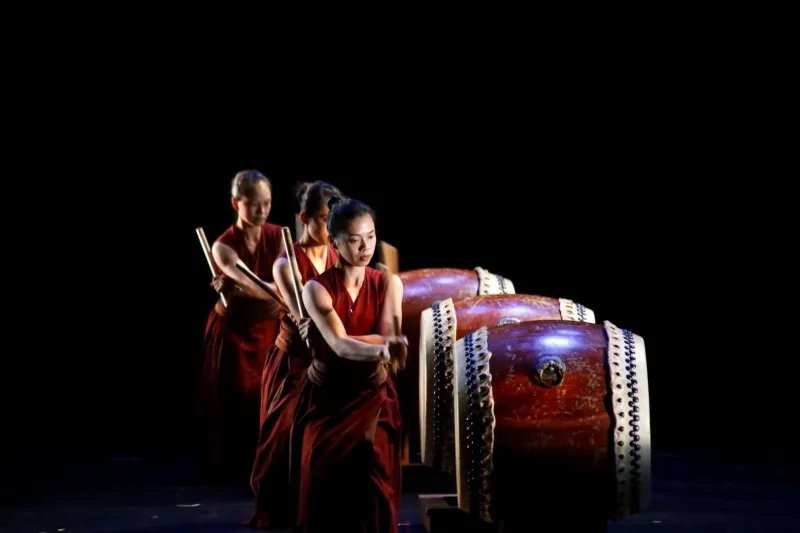 Μέλη των U-Theatre παίζουν τύμπανα στην παράσταση Sword of Wisdom.