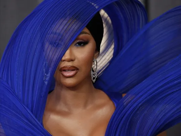 Η ράπερ Cardi B σε δημόσια εμφάνιση μετά την αθώωσή της στη δίκη για την υπόθεση επίθεσης.