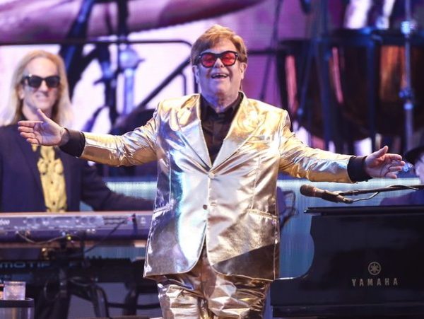 O Elton John χάνει στοίχημα και παραδίδει τα κλειδιά του σπιτιού του