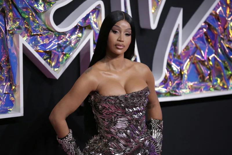 Η ράπερ Cardi B σε δημόσια εμφάνιση, μετά την αθώωσή της στη δίκη για την υπόθεση επίθεσης.