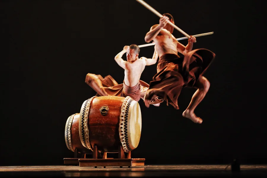 Στιγμιότυπο από την παράσταση Sword of Wisdom των U-Theatre στο Θέατρο Πάλλας.
