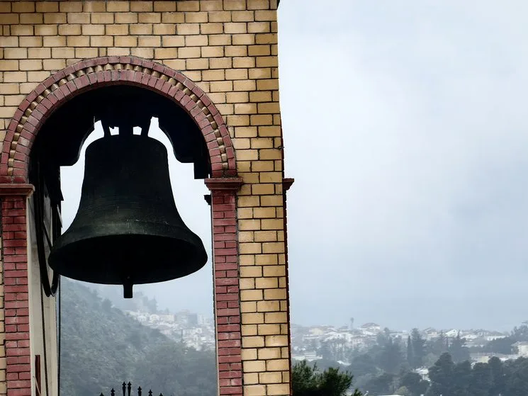 Οι καμπάνες του Ιερού Ναού Ευαγγελιστρίας στο Ναύπλιο χτυπούν πένθιμα για τα θύματα της τραγωδίας των Τεμπών.