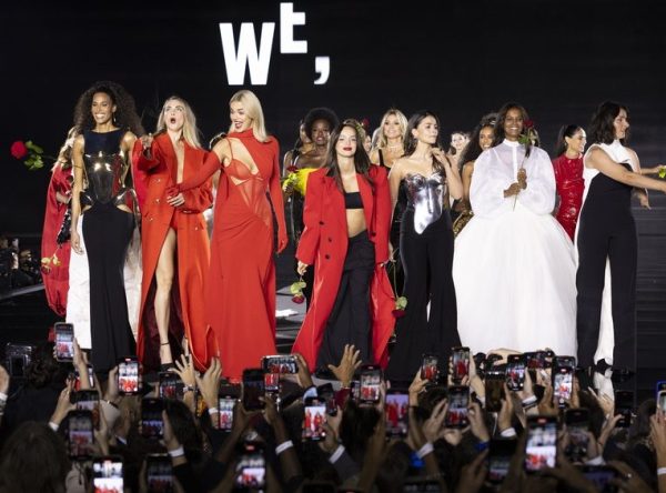 Le Défilé L’Oréal Paris 2024: Flashback στις καλύτερες στιγμές του περσινού catwalk ενδυνάμωσης