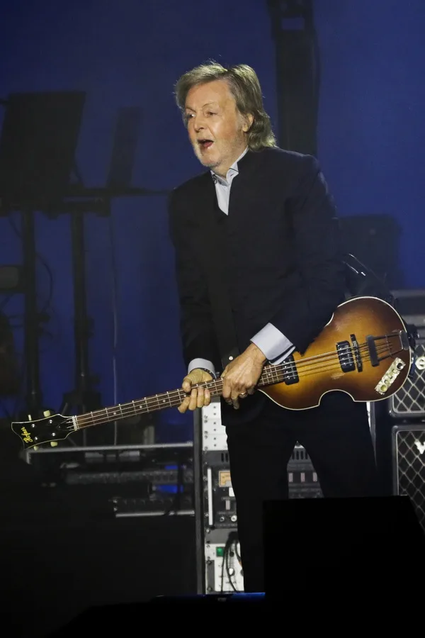 Ο Paul McCartney με το θρυλικό του μπάσο, θέμα του νέου ντοκιμαντέρ The Beatle and the Bass.