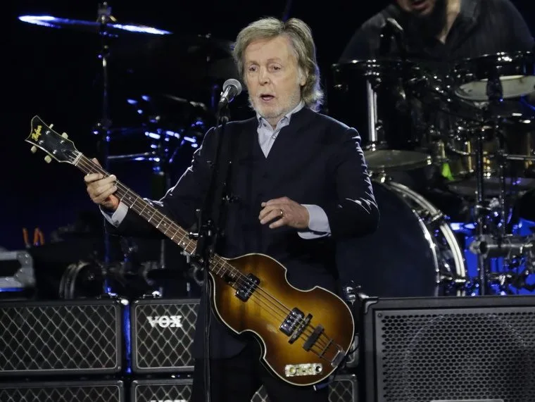 Ο Paul McCartney με το θρυλικό του μπάσο, θέμα του νέου ντοκιμαντέρ The Beatle and the Bass.