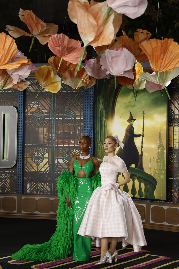 Η Ariana Grande και η Cynthia Erivo στην ταινία Wicked: For Good.
