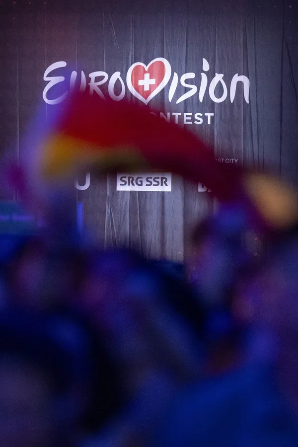 Λογότυπο της Eurovision σε φόντο που σχετίζεται με τη συμμετοχή της Ιρλανδίας και του Ισραήλ στον διαγωνισμό.