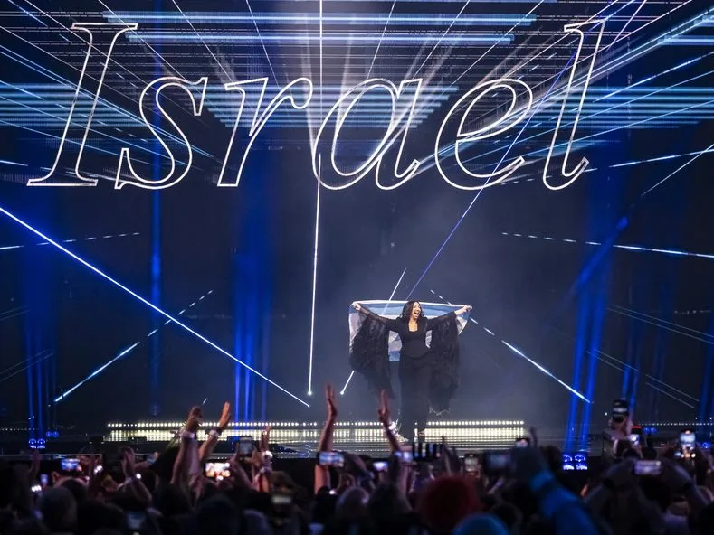 Λογότυπο της Eurovision σε φόντο που σχετίζεται με τη συμμετοχή της Ιρλανδίας και του Ισραήλ στον διαγωνισμό.