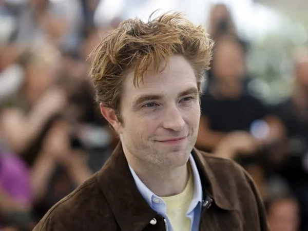 Ο ηθοποιός Robert Pattinson σε στιγμιότυπο από την ταινία Batman.