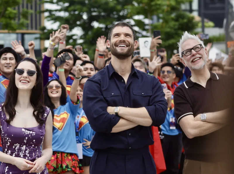 Ο υπερήρωας Superman με τη στολή του για τη νέα ταινία Superman: Man of Tomorrow του James Gunn.