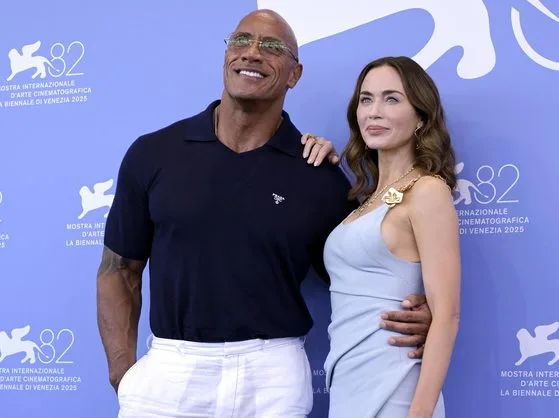 Η Emily Blunt και ο Dwayne Johnson στην πρεμιέρα της ταινίας The Smashing Machine στο Φεστιβάλ Βενετίας 2025.