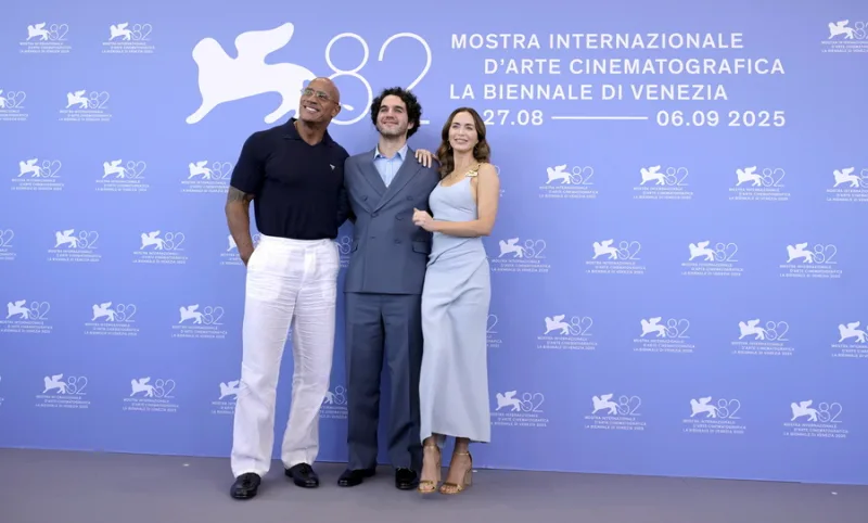 Dwayne Johnson, Benny Safdie και Emily Blunt στην πρεμιέρα του The Smashing Machine στο Φεστιβάλ Βενετίας 2025.