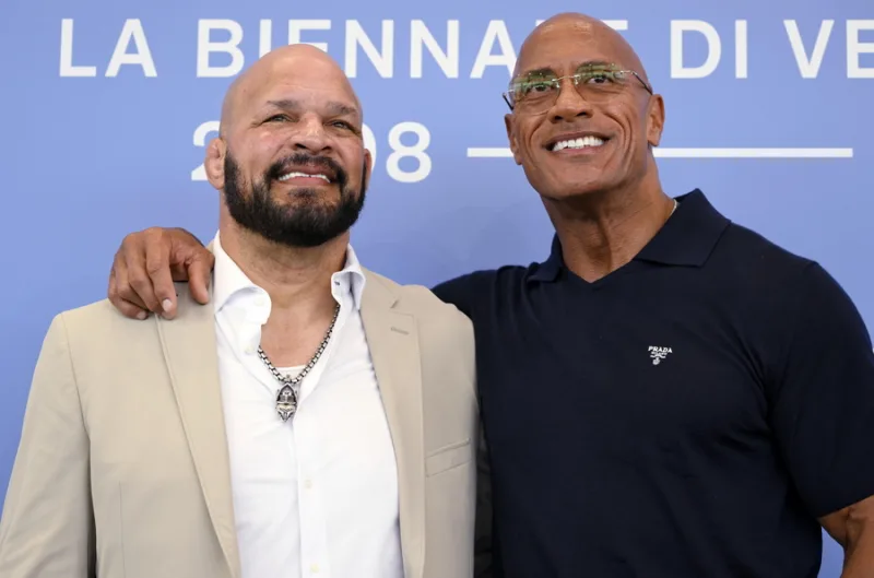 Ο Mark Kerr και ο Dwayne Johnson στην πρεμιέρα της ταινίας The Smashing Machine στο Φεστιβάλ Βενετίας 2025.