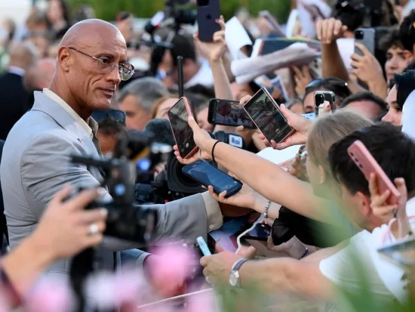 Ο Dwayne Johnson στο Φεστιβάλ Βενετίας για την ταινία The Smashing Machine.