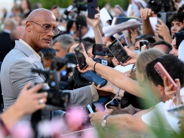 Dwayne Johnson: Λύγισε ο The Rock στη Βενετία – Δάκρυα και το πρώτο μεγάλο βήμα για τα Όσκαρ