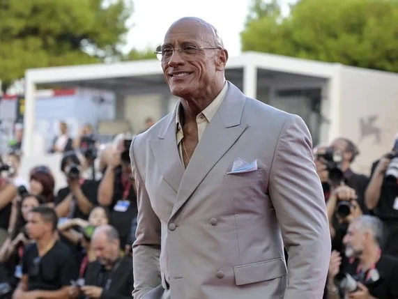 Ο Dwayne Johnson ως Mark Kerr στην ταινία The Smashing Machine του Benny Safdie.