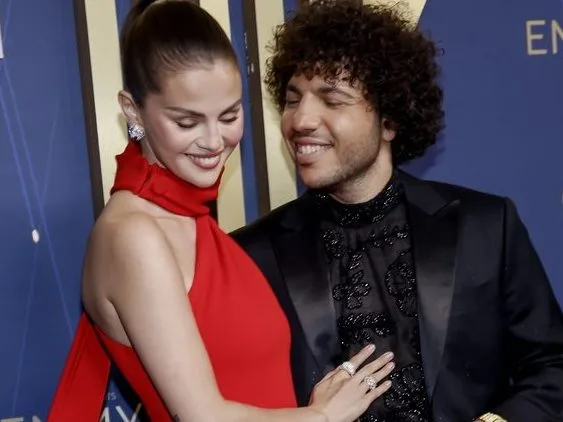 Η Selena Gomez και ο Benny Blanco σε στιγμιότυπο από τον γάμο τους.