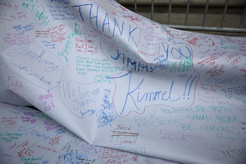 Ο παρουσιαστής Jimmy Kimmel στο πλατό της εκπομπής Jimmy Kimmel Live!