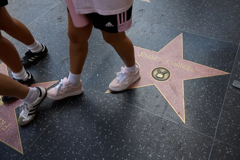Ο παρουσιαστής Jimmy Kimmel συγκινημένος στο πλατό της εκπομπής Jimmy Kimmel Live! μετά την επιστροφή του.