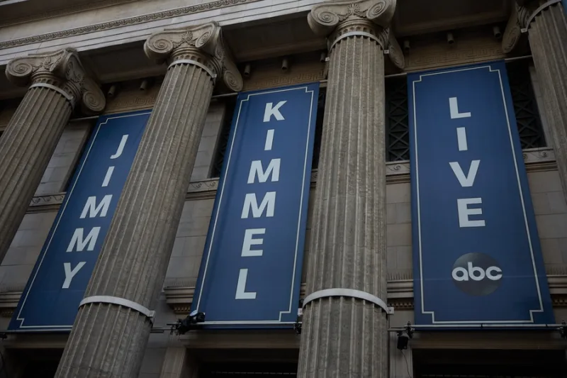 Ο Jimmy Kimmel συγκινημένος στο πλατό της εκπομπής Jimmy Kimmel Live!