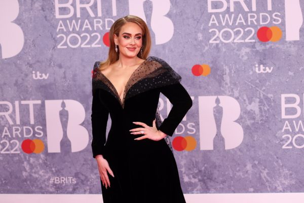 Οι τραγουδίστριες Adele, Taylor Swift και Miley Cyrus ως υποψήφιες για το Super Bowl Halftime Show.