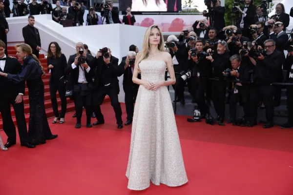 Η Angelina Jolie περπατά στο κόκκινο χαλί, καθώς συνεχίζεται η νομική διαμάχη για το Château Miraval με τον Brad Pitt.