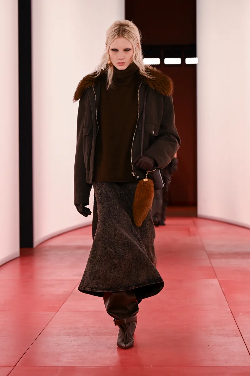 Μοντέλα στην πασαρέλα της H&M για τη συλλογή A/W 2025 στο London Fashion Week στο 180 The Strand.