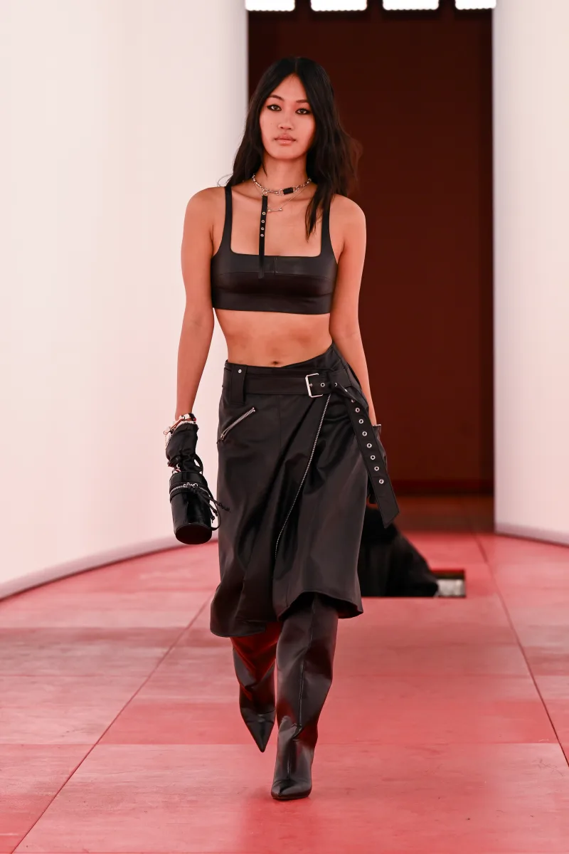 Μοντέλα στην πασαρέλα της H&M για τη συλλογή A/W 2025 στο London Fashion Week στο 180 The Strand.
