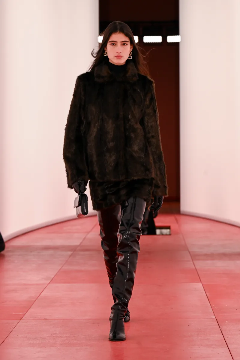 Μοντέλα στην πασαρέλα της H&M για τη συλλογή A/W 2025 στο London Fashion Week στο 180 The Strand.